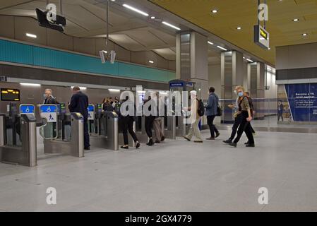 Menschen, die am Eröffnungstag, dem 20. September 2021, die Ticketbarrieren an der U-Bahnstation Battersea Power Station in London passieren Stockfoto