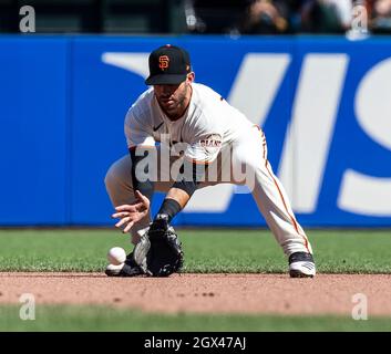 San Francisco, USA. Oktober 03 2021 San Francisco CA, USA San Francisco zweiter Baseman Tommy La Stella (18) macht ein Infield-Spiel während des MLB-Spiels zwischen den San Diego Padres und den San Francisco Giants. Giants gewann 11-4 und gewann die NL West Championship im Oracle Park San Francisco Calif. Thurman James/CSM Credit: CAL Sport Media/Alamy Live News Stockfoto