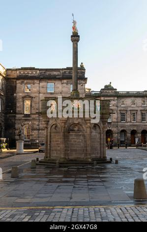 Das Mercat Cross of Edinburgh ist ein Marktkreuz am Parliament Square. Stockfoto