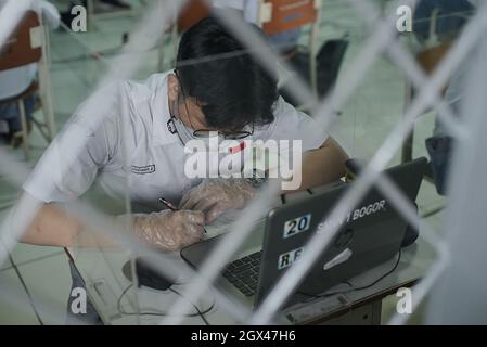 Bogor, Indonesien. Oktober 2021. Ein Student besucht am 4. Oktober 2021 ein Klassenzimmer in SMAN 1 Bogor City, West Java, Indonesien. Die Regierung der Stadt Bogor eröffnete die Schulen, die aufgrund der Einführung strenger Gesundheitsprotokolle in den Schulen aufgrund der Pandemie von Covid-19 eingeschränkt wurden. (Foto von Ryan Maulana/INA Photo Agency/Sipa USA) Quelle: SIPA USA/Alamy Live News Stockfoto