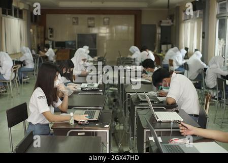 Bogor, Indonesien. Oktober 2021. Die Schüler besuchen am 4. Oktober 2021 ein Klassenzimmer in SMAN 1 Bogor City, West Java, Indonesien. Die Regierung der Stadt Bogor eröffnete die Schulen, die aufgrund der Einführung strenger Gesundheitsprotokolle in den Schulen aufgrund der Pandemie von Covid-19 eingeschränkt wurden. (Foto von Ryan Maulana/INA Photo Agency/Sipa USA) Quelle: SIPA USA/Alamy Live News Stockfoto