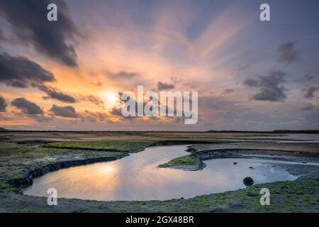 Appledore, North Devon, England. Mittwoch, 29. September 2021 - nach einem Tag voller Sonnenschein und dichter Wolken nimmt der Wind auf, wenn die Sonne untergeht Stockfoto