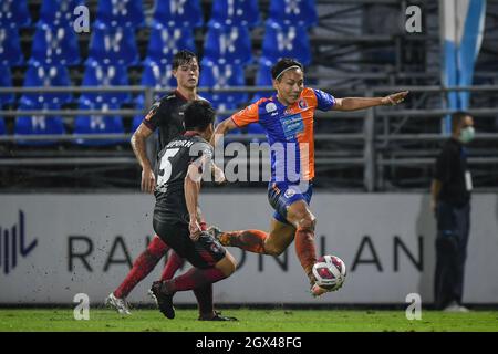 Bangkok, Thailand. Oktober 2021. Nattawut Sombatyotha (R) von Port FC und Suporn Peenagatapho (No.5) von Muangthong Vereinten sich im Spiel der Thai Premier League 2021 zwischen Port FC und Muangthong United im PAT Stadium.Endstand: Port FC 1:0 Muangthong United. Kredit: SOPA Images Limited/Alamy Live Nachrichten Stockfoto