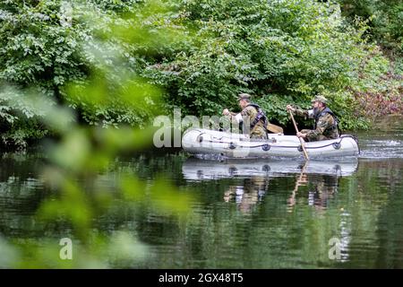 02. Oktober 2021, Nordrhein-Westfalen, Mönchengladbach: Bundeswehrsoldaten fahren beim „Tag der Begegnung mit der Bundeswehr“ und beim 37. Internationalen Mönchengladbacher Militärwettbewerb auf aufblasbaren Booten. Foto: Marcel Kusch/dpa Stockfoto