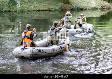 02. Oktober 2021, Nordrhein-Westfalen, Mönchengladbach: Bundeswehrsoldaten fahren beim „Tag der Begegnung mit der Bundeswehr“ und beim 37. Internationalen Mönchengladbacher Militärwettbewerb auf aufblasbaren Booten. Foto: Marcel Kusch/dpa Stockfoto