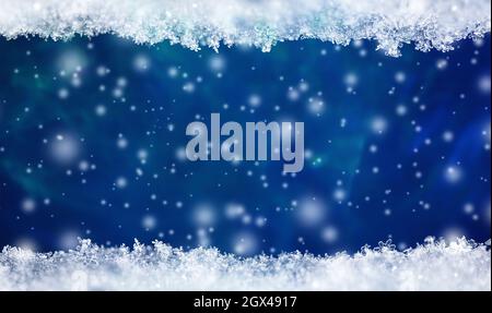 Natürliche Schneestruktur mit Schneeflocken in Nahaufnahme mit fallendem Schnee auf blauem Hintergrund und freiem Platz für Text. Weihnachtskarte Vorlage . Makrotex Stockfoto
