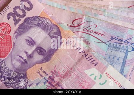 Ein Haufen Banknoten mit einem Nennwert von zweihundert Griwna. Ukrainisches Geld. Stockfoto