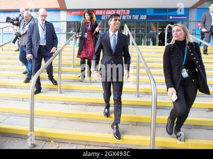 Manchester, Großbritannien. Oktober 2021. Kanzler Rishi Sunak gibt vor dem Verlassen des Konferenzzentrums ein Interview zum Thema ‘Guten Morgen Großbritannien'. Kredit: Mark Thomas/Alamy Live Nachrichten Stockfoto