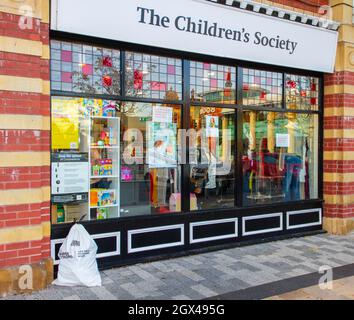 Gespendete Gegenstände vor dem Wohltätigkeitsgeschäft der „Children's Society“ in Chorley, Lancashire, Großbritannien Stockfoto