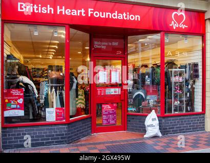 Gespendete Gegenstände vor dem BHF Charity Shop der British Heart Foundation in Chorley, Lancashire, Großbritannien Stockfoto