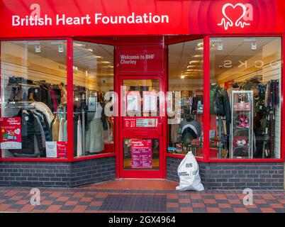 Gespendete Gegenstände vor dem BHF Charity Shop der British Heart Foundation in Chorley, Lancashire, Großbritannien Stockfoto