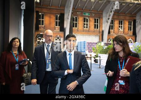 Manchester, Großbritannien. Oktober 2021. Kanzler Rishi Sunak gibt vor dem Verlassen des Konferenzzentrums ein Interview zum Thema ‘Guten Morgen Großbritannien'. Kredit: Mark Thomas/Alamy Live Nachrichten Stockfoto