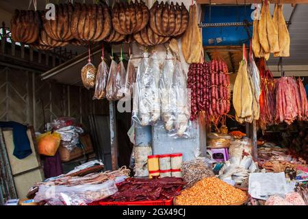 Vielfalt an getrockneten Lebensmitteln im Geschäft für Trockenfische, großer trockener Fisch, geräucherter Fisch, Garnelen, Wurst und andere getrocknete Lebensmittel. Phsa Thmei Market, Phnom Penh, Kambodscha. Stockfoto