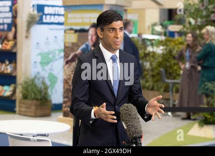 Manchester, Großbritannien. Oktober 2021. Kanzler Rishi Sunak gibt vor dem Verlassen des Konferenzzentrums ein Interview zum Thema ‘Guten Morgen Großbritannien'. Kredit: Mark Thomas/Alamy Live Nachrichten Stockfoto