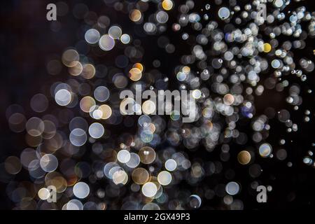 Bokeh von Wassertropfen schweben in der Luft Reflexion mit Licht Stockfoto