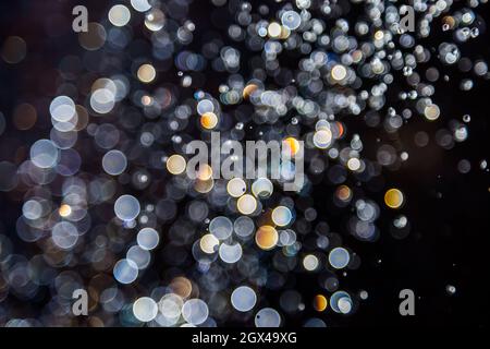 Bokeh von Wassertropfen schweben in der Luft Reflexion mit Licht Stockfoto