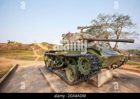 Alter Panzer an der Gedenkstätte des A1-Hügels in Dien Bien Phu während des ersten Indochina-Krieges 1954, Vietnam. Stockfoto