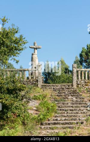 Steinkreuz des modernistischen Bildhauers Francisco Pazos auf einem Berg in der Nähe von Meaño, Galizien, Spanien. Stockfoto