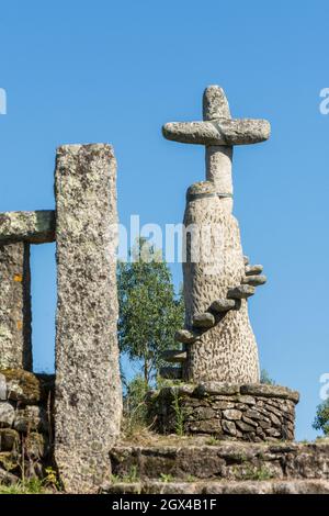 Steinkreuz des modernistischen Bildhauers Francisco Pazos auf einem Berg in der Nähe von Meaño, Galizien, Spanien. Stockfoto