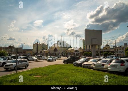 Blick auf den Hauptbahnhof der Stadt von der Abalakov Brothers Street mit vielen geparkten privaten Autos im Vordergrund an einem sonnigen Sommertag. Stockfoto