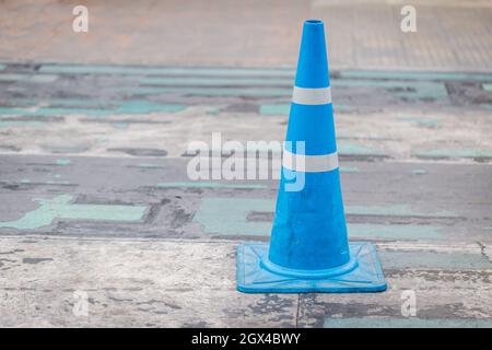 Blauer Straßenkegel auf dem Straßenhintergrund Stockfoto