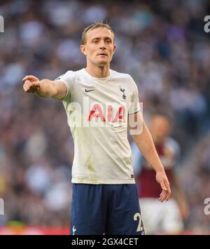 03. Oktober -Tottenham Hotspur gegen Aston Villa - Premier League - Tottenham Hotspur Stadium Oliver Skipp während des Premier League-Spiels im Tottenham Hotspur Stadium Bildnachweis : © Mark Pain / Alamy Live News Stockfoto