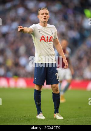 03. Oktober -Tottenham Hotspur gegen Aston Villa - Premier League - Tottenham Hotspur Stadium Oliver Skipp während des Premier League-Spiels im Tottenham Hotspur Stadium Bildnachweis : © Mark Pain / Alamy Live News Stockfoto