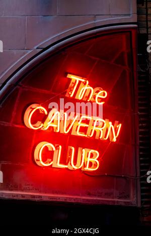 Neonschild am Eingang zum Cavern Club in der Mathew Street in Liverpool Stockfoto