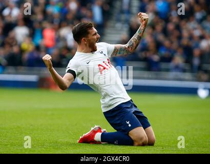 LONDON, England - 03. OKTOBER: Pierre-Emile Hojbjerg von Tottenham Hotspur feiert sein Tor in der Premier League zwischen Tottenham Hotspur und Aston Stockfoto