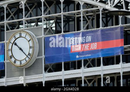 Manchester, Großbritannien – Montag, 4. Oktober 2021 – Getting on with the Job – Conservative Party Conference Slogan auf der Manchester Central Convention Complex. Foto Steven May / Alamy Live News Stockfoto