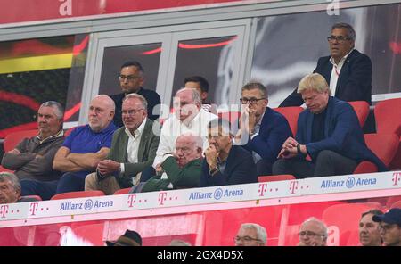 München, Deutschland. Oktober 2021. Oliver KAHN, Vorstandsvorsitzender der FC Bayern München AG, Jan-Christian Dreesen , geschäftsführender Finanzvorstand FCB Uli HOENESS (ehemaliger FCB-Präsident ) Bruder Dieter Hoeness, Karl-Heinz RUMMENIGGE (CEO, Vorsitzender FCB AG) Herbert HAINER, FCB-Präsident und Ex-CEO Adidas, Traurig im Spiel FC BAYERN MÜNCHEN - EINTRACHT FRANKFURT 1-2 1.Deutsche Fußballliga am 03. Oktober 2021 in München, Deutschland. Saison 2021/2022, Spieltag 7, 1.Bundesliga, FCB, München, 7.Spieltag. © Peter Schatz / Alamy Live News - die DFL-VORSCHRIFTEN VERBIETEN JEDE NUTZUNG von PH Stockfoto