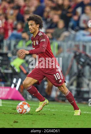 München, Deutschland. Oktober 2021. Leroy SANE, FCB 10 im Spiel FC BAYERN MÜNCHEN - EINTRACHT FRANKFURT 1-2 1. Deutsche Fußballliga am 03. Oktober 2021 in München, Deutschland. Saison 2021/2022, Spieltag 7, 1.Bundesliga, FCB, München, 7.Spieltag. © Peter Schatz / Alamy Live News - die DFL-VORSCHRIFTEN VERBIETEN DIE VERWENDUNG VON FOTOGRAFIEN als BILDSEQUENZEN und/oder QUASI-VIDEO - Quelle: Peter Schatz/Alamy Live News Stockfoto