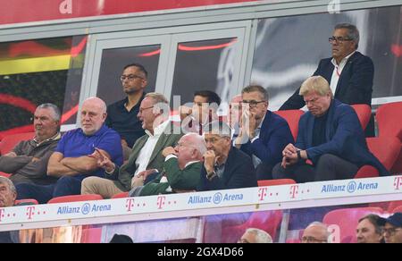 München, Deutschland. Oktober 2021. Oliver KAHN, Vorstandsvorsitzender der FC Bayern München AG, Jan-Christian Dreesen , geschäftsführender Finanzvorstand FCB Uli HOENESS (ehemaliger FCB-Präsident ) Bruder Dieter Hoeness, Karl-Heinz RUMMENIGGE (CEO, Vorsitzender FCB AG) Herbert HAINER, FCB-Präsident und Ex-CEO Adidas, Traurig im Spiel FC BAYERN MÜNCHEN - EINTRACHT FRANKFURT 1-2 1.Deutsche Fußballliga am 03. Oktober 2021 in München, Deutschland. Saison 2021/2022, Spieltag 7, 1.Bundesliga, FCB, München, 7.Spieltag. © Peter Schatz / Alamy Live News - die DFL-VORSCHRIFTEN VERBIETEN JEDE NUTZUNG von PH Stockfoto