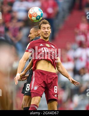 München, Deutschland. Oktober 2021. Leon GORETZKA, FCB 8 Wettkampf um den Ball, Tackling, Duell, Header, zweikampf, Action, Kampf gegen Djibril Sow, FRA 8 im Spiel FC BAYERN MÜNCHEN - EINTRACHT FRANKFURT 1-2 1.Deutsche Fußballliga am 03. Oktober 2021 in München, Deutschland. Saison 2021/2022, Spieltag 7, 1.Bundesliga, FCB, München, 7.Spieltag. © Peter Schatz / Alamy Live News - die DFL-VORSCHRIFTEN VERBIETEN DIE VERWENDUNG VON FOTOGRAFIEN als BILDSEQUENZEN und/oder QUASI-VIDEO - Quelle: Peter Schatz/Alamy Live News Stockfoto