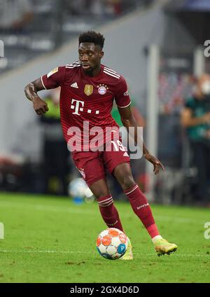 München, Deutschland. Oktober 2021. Alphonso DAVIES, FCB 19 im Spiel FC BAYERN MÜNCHEN - EINTRACHT FRANKFURT 1-2 1.Deutsche Fußballliga am 03. Oktober 2021 in München, Deutschland. Saison 2021/2022, Spieltag 7, 1.Bundesliga, FCB, München, 7.Spieltag. © Peter Schatz / Alamy Live News - die DFL-VORSCHRIFTEN VERBIETEN DIE VERWENDUNG VON FOTOGRAFIEN als BILDSEQUENZEN und/oder QUASI-VIDEO - Quelle: Peter Schatz/Alamy Live News Stockfoto