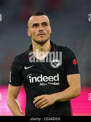 München, Deutschland. Oktober 2021. Filip KOSTIC, FRA 10 im Spiel FC BAYERN MÜNCHEN - EINTRACHT FRANKFURT 1-2 1.Deutsche Fußballliga am 03. Oktober 2021 in München, Deutschland. Saison 2021/2022, Spieltag 7, 1.Bundesliga, FCB, München, 7.Spieltag. © Peter Schatz / Alamy Live News - die DFL-VORSCHRIFTEN VERBIETEN DIE VERWENDUNG VON FOTOGRAFIEN als BILDSEQUENZEN und/oder QUASI-VIDEO - Quelle: Peter Schatz/Alamy Live News Stockfoto