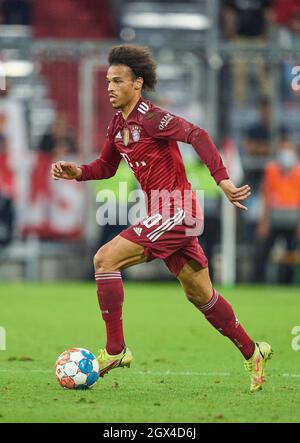 München, Deutschland. Oktober 2021. Leroy SANE, FCB 10 im Spiel FC BAYERN MÜNCHEN - EINTRACHT FRANKFURT 1-2 1. Deutsche Fußballliga am 03. Oktober 2021 in München, Deutschland. Saison 2021/2022, Spieltag 7, 1.Bundesliga, FCB, München, 7.Spieltag. © Peter Schatz / Alamy Live News - die DFL-VORSCHRIFTEN VERBIETEN DIE VERWENDUNG VON FOTOGRAFIEN als BILDSEQUENZEN und/oder QUASI-VIDEO - Quelle: Peter Schatz/Alamy Live News Stockfoto