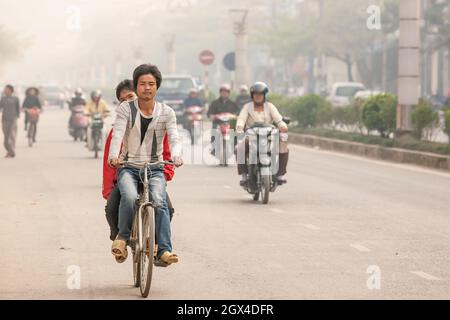 Dien Bien, Vietnam - 26. FEBRUAR 2012: Das tägliche Leben der Vo Nguyen Giap Road. VO Nguyen Giap war ein General in der vietnamesischen Volksarmee. Dien Bien. Stockfoto