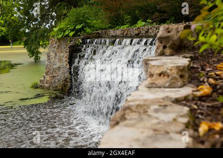 Ein schöner Wasserfall im Park Stockfoto