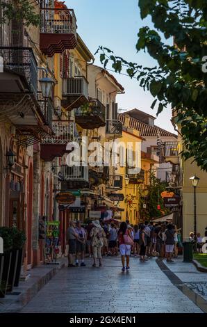 Schön dekorierte Straßen von Nafplion mit traditionellen architektonischen Gebäuden. Nafplio ist zweifellos eines der idyllischsten Reiseziele in Argol Stockfoto