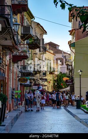 Schön dekorierte Straßen von Nafplion mit traditionellen architektonischen Gebäuden. Nafplio ist zweifellos eines der idyllischsten Reiseziele in Argol Stockfoto