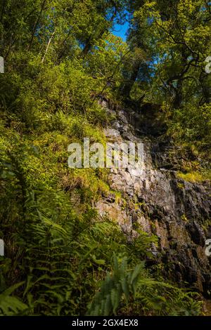 Klippenwand neben Sqwd yr Eira Stockfoto