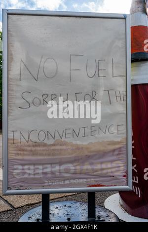 LONDON, Großbritannien - 04. OKTOBER 2021: Keine Treibstoffanleitung an leerer Esso-Tankstelle, da die Kraftstoffversorgungskrise im Vereinigten Königreich aufgrund von LKW-Engpässen anhält Stockfoto
