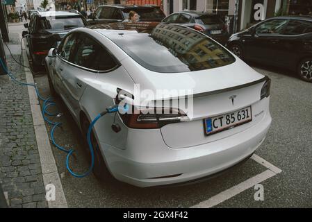 KOPENHAGEN, DÄNEMARK - 14. AUGUST 2021: Weißes Tesla-Auto auf Ladung Stockfoto