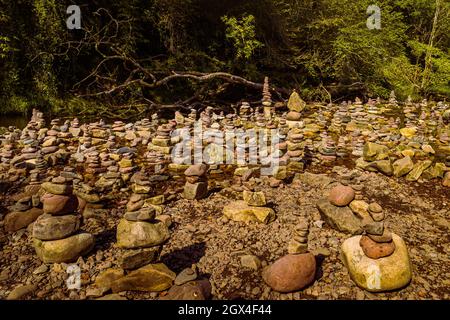 Sammlung von cairns auf dem Four Falls Trail, Brecon Beacons Stockfoto