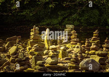 Sammlung von cairns auf dem Four Falls Trail, Brecon Beacons Stockfoto