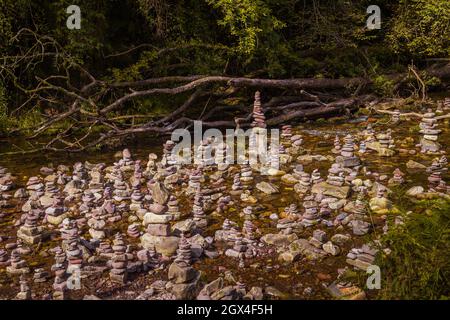 Sammlung von cairns auf dem Four Falls Trail, Brecon Beacons Stockfoto