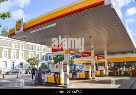 London, Großbritannien. Oktober 2021. Eine geschlossene Shell-Station in Islington. An vielen Tankstellen ist aufgrund des Mangels an Lkw-Fahrern im Zusammenhang mit dem Brexit und des panischen Kaufs Benzin ausgelaufen. Kredit: Vuk Valcic / Alamy Live Nachrichten Stockfoto