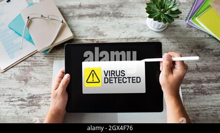 Warnmeldung „Virus entdeckt“ auf dem Bildschirm. Sicherheitsverletzung im Internet. Datenschutz Internet- und Technologiekonzept. Stockfoto