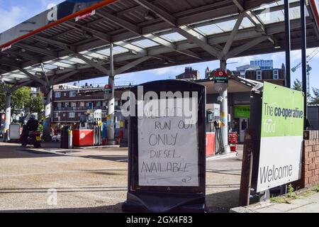 London, Großbritannien. Oktober 2021. Schild „bleifrei auslaufen, nur Diesel verfügbar“ an einer Texaco-Station im Zentrum von London. An vielen Tankstellen ist aufgrund des Mangels an Lkw-Fahrern im Zusammenhang mit dem Brexit und des panischen Kaufs Benzin ausgelaufen. Kredit: Vuk Valcic / Alamy Live Nachrichten Stockfoto